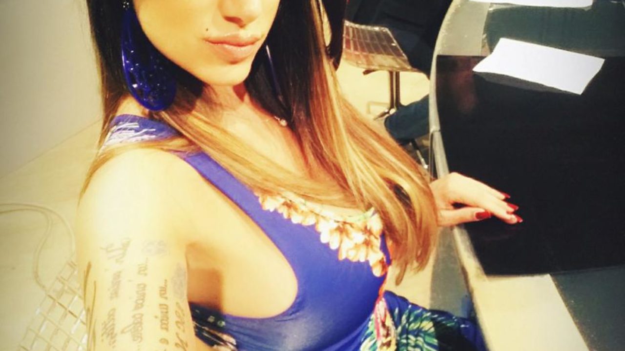 Immagini Natalizie Hot.Marika Fruscio Scatti Hot Per Natale Spettegolando