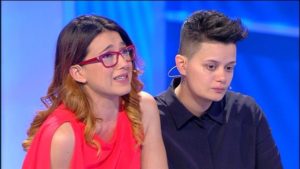 Genitori rifiutano figlia Denise a C'è Posta per Te perché sta per sposare una donna: web indignato