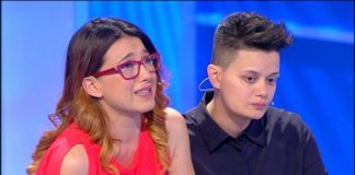 Genitori rifiutano figlia Denise a C'è Posta per Te perché sta per sposare una donna: web indignato