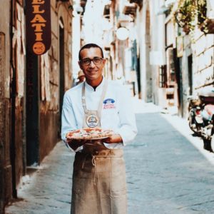 Gino Sorbillo rinasce dopo la bomba alla sua pizzeria a Via Tribunali: 