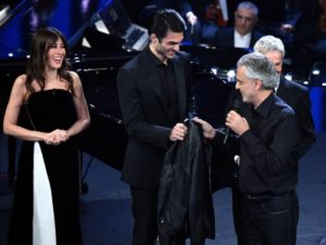 Andrea Bocelli dona al figlio Matteo la sua giacca di pelle portafortuna di 25 anni fa