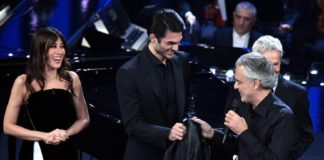 Andrea Bocelli dona al figlio Matteo la sua giacca di pelle portafortuna di 25 anni fa