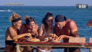 Jo Squillo nasconde gli spaghetti nel costume all'Isola dei Famosi 2019