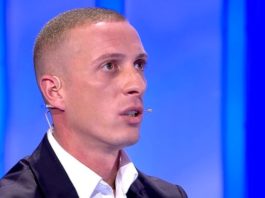 Manule scrive a C'è posta per te per recuperare i rapporti con la fidanzata Cristal dopo averla lasciata 2 volte