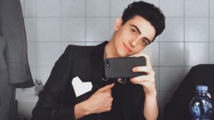 Michele Bravi è ufficialmente indagato per omicidio stradale dopo la morte di Rosaria Ida Colia