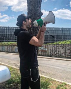Luca Onestini protesta fuori al Grande Fratello 16 con megafono: 