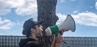 Luca Onestini protesta fuori al Grande Fratello 16 con megafono: "nessuno mi tappa la bocca"