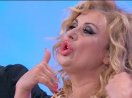 Tina Cipollari è in sovrappeso: pesa 84 chili, deve perderne 20 prima di Natale