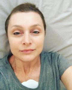 Sabrina Paravicini tranquillizza i fans dopo operazione per un cancro: 