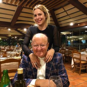 Massimo Boldi felice e sereno al fianco di Irene Fornaciari: lei è più giovane di 34 anni