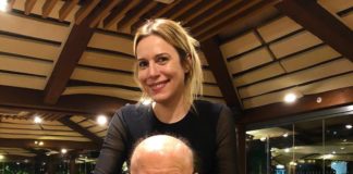 Massimo Boldi felice e sereno al fianco di Irene Fornaciari: lei è più giovane di 34 anni