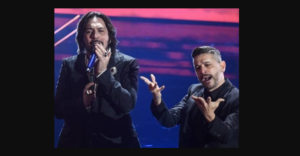 Chi è Mauro Iandolo interprete della lingua dei segni (LIS) che ha cantato accanto a Le Vibrazioni a Sanremo