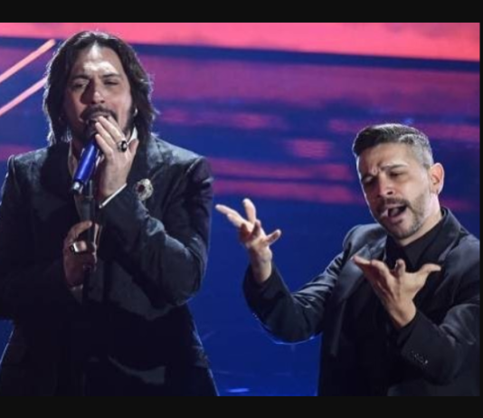 Chi è Mauro Iandolo interprete della lingua dei segni (LIS) che ha cantato accanto a Le Vibrazioni a Sanremo