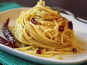 Come fare gli Spaghetti aglio, olio e peperoncino: cosa occorre e preparazione