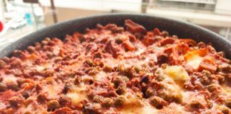 Come fare tagliatelle al forno con funghi, piselli e carne macinata: cosa occorre e preparazione