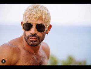 Gianni Sperti cambia look e si tinge la chiama biondo platino: 