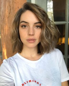 Adelaide Kane biografia: chi è, età, altezza, peso, fidanzato, Instagram e vita privata