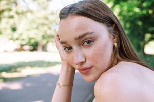 Phoebe Dynevor biografia: chi è, età, altezza, peso, figli, marito, Instagram e vita privata