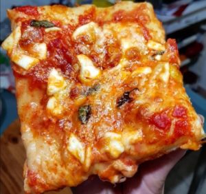 Come fare la Focaccia al pomodoro e mozzarella: cosa occorre e preparazione