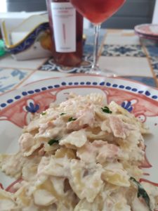 Come fare le Farfalle con Salmone e Panna: cosa occorre e procedimento