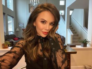 Janel Parrish biografia: chi è, età, altezza, peso, figli, marito, Instagram e vita privata