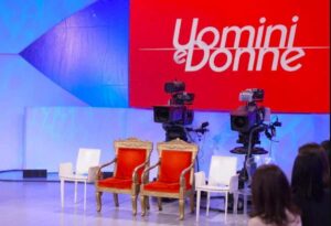 Uomini e Donne: come funziona, come scrivere per partecipare, orari tv e streaming