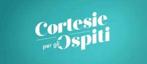 Cortesie per gli ospiti: come funziona, come scrivere per partecipare, orari tv e streaming