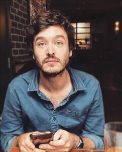 Alexander Vlahos biografia: chi è, età, altezza, peso, figli, moglie, Instagram e vita privata