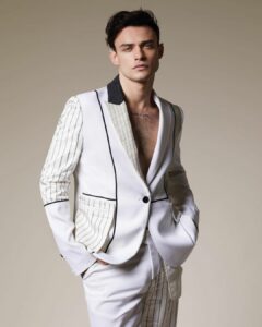 Thomas Doherty biografia: chi è, età, altezza, peso, tatuaggi, fidanzata, Instagram e vita privata