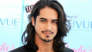 Avan Jogia biografia: chi è, età, altezza, peso, fidanzata, Instagram e vita privata