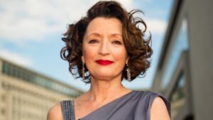 Lesley Manville biografia: chi è, età, altezza, peso, figli, marito, Instagram e vita privata