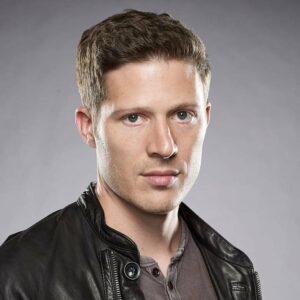 Zach Gilford biografia: chi è, età, altezza, peso, figli, moglie, Instagram e vita privata