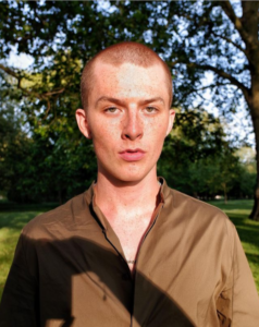 Harry Kirton biografia: chi è, età, altezza, peso, tatuaggi, fidanzata, Instagram e vita privata