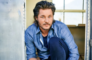 Travis Fimmel biografia: chi è, età, altezza, peso, fidanzata, carriera, Instagram e vita privata