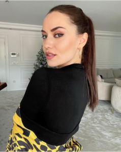 Fahriye Evcen biografia: chi è, età, altezza, peso, figli, marito, carriera, Instagram e vita privata