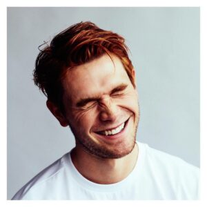 KJ Apa biografia: chi è, età, altezza, peso, figli, moglie, carriera, Instagram e vita privata