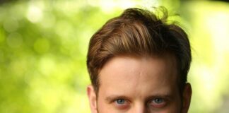 Nicholas Ralph biografia: chi è, età, altezza, peso, figli, moglie, carriera, Instagram e vita privata