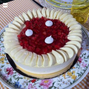 Come fare Torta golosa alle fragole di Sal De Riso: cosa occorre, procedimento e video ricetta