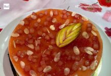 Come fare Cheesecake al pompelmo rosa e pere coscia di Sal De Riso: cosa occorre, preparazione e video ricetta