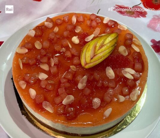 Come fare Cheesecake al pompelmo rosa e pere coscia di Sal De Riso: cosa occorre, preparazione e video ricetta