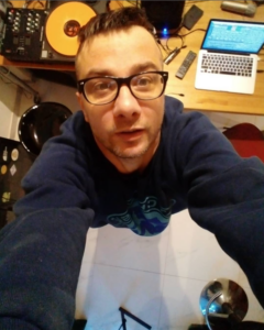 Mini K biografia: chi è, carriera, singoli, album e dove seguirlo su i social
