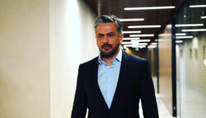Emre Altuğ biografia: chi è, età, altezza, peso, figli, moglie, carriera, Instagram e vita privata