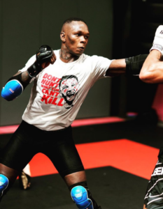 Israel Adesanya biografia: chi è, età, altezza, peso, fisico, figli, moglie, carriera, Instagram e vita privata