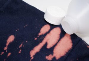 Come Togliere la Candeggina dai Vestiti: Rimedi della Nonna, Metodi e Consigli Utili
