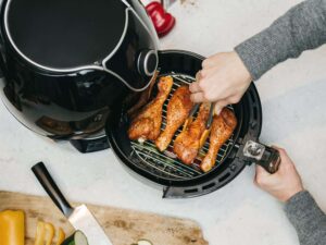 Friggitrice ad Aria (Air Fryer): che cos'è, come funziona e come pulirla (pulizia interna ed esterna)