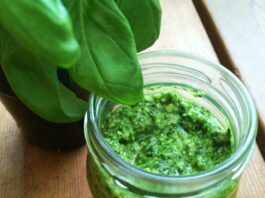 Come fare il pesto in casa con e senza aglio: cosa occorre, procedimento e consigli utili
