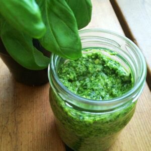 Come fare il pesto in casa con e senza aglio: cosa occorre, procedimento e consigli utili