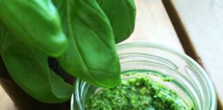 Come fare il pesto in casa con e senza aglio: cosa occorre, procedimento e consigli utili