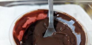 Come preparare yogurt proteico fatto in casa: ingredienti, procedimento e consigli utili