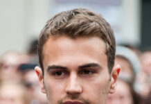 Theo James biografia: chi è, età, altezza, peso, figli, moglie, carriera, Instagram e vita privata